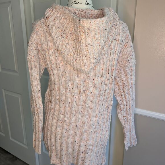 Cupio Cream V-Neck Cable Knit Sweater - Picture 6 of 8